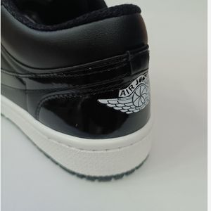 فروش اینترنتی کتونی مردانه جردن 1 ورنی مشکی کیفیت بالا