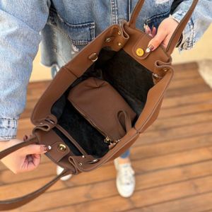 فروش اینترنتی کیف دوشی زنانه و دخترانه مدل اونیکسا پروانه