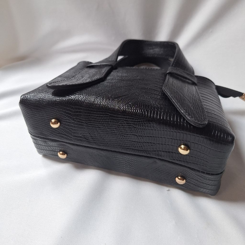 مشخصات کیف رودوشی چرم طبیعی مینیمال