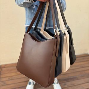 کیف دوشی زنانه و دخترانه مدل روگان پروانه