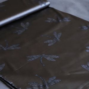 خرید اینترنتی قیمت پارچه ساتن لاسیا طرح سنجاقک 1195