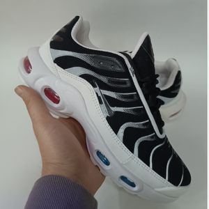 خرید آنلاین کتونی مردانه نایک tn تی ان مشکی سفید