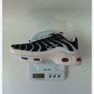 مشخصات کتونی مردانه نایک tn تی ان مشکی سفید