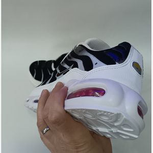 خرید اینترنتی کتونی مردانه نایک tn تی ان مشکی سفید