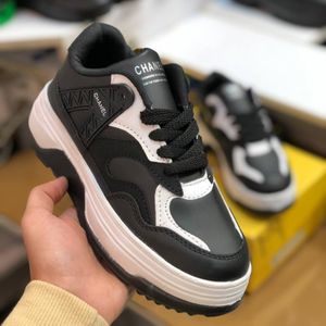 خرید اینترنتی کفش لژدار چرم زنانه مدل چنل مشکی سفید