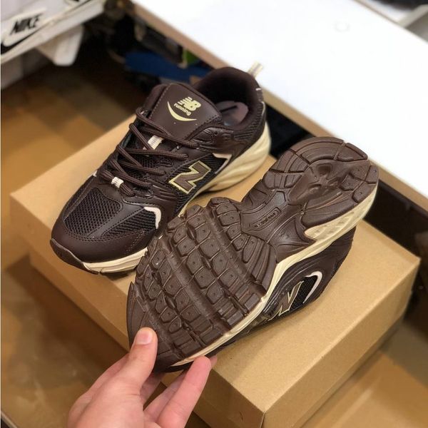 کفش نیوبالانس 530 زنانه رنگ خاص قهوه ای