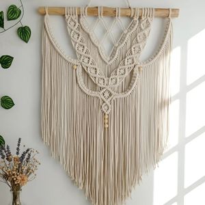 اویز مکرومه سپید رنگبندی داره