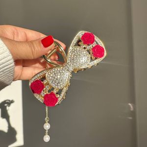 خرید اینترنتی قیمت کلیپس مجلسی فلزی گل قرمز آویزدار