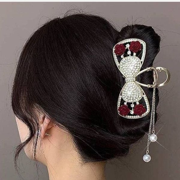 کلیپس مجلسی فلزی گل قرمز آویزدار