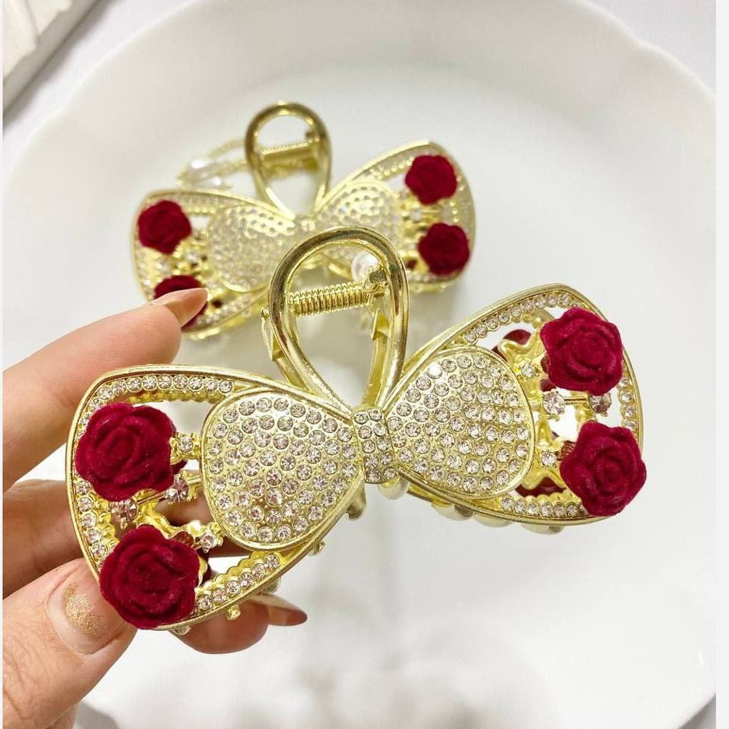 خرید اینترنتی قیمت کلیپس مجلسی فلزی گل قرمز آویزدار