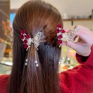 خرید انلاین  کلیپس فلزی مجلسی پروانه آویزدار با گلهای مخمل قرمز