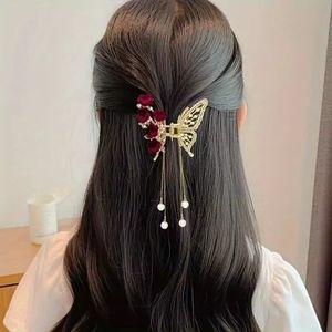 کلیپس فلزی مجلسی پروانه آویزدار با گلهای مخمل قرمز