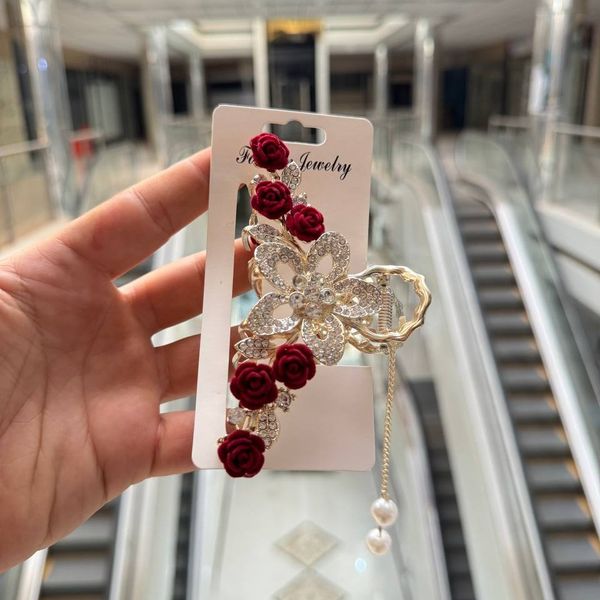 کلیپس مجلسی فلزی گل و رزقرمز با طراحی مدرن و ماندگاری رنگ بسیار بالا