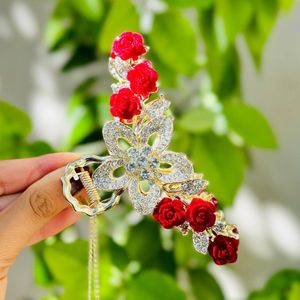 کلیپس مجلسی فلزی گل و رزقرمز با طراحی مدرن و ماندگاری رنگ بسیار بالا