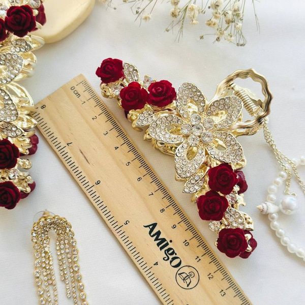 کلیپس مجلسی فلزی گل و رزقرمز با طراحی مدرن و ماندگاری رنگ بسیار بالا