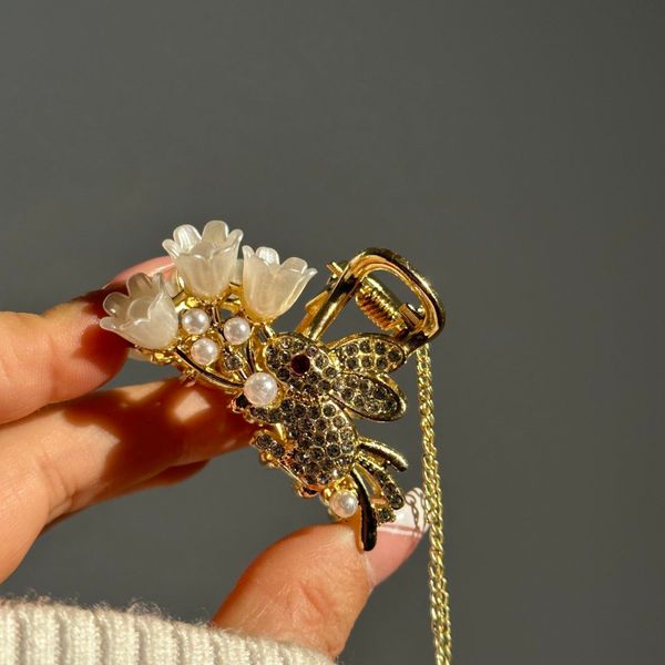 کلیپس مجلسی فلزی گل وخرگوش آویزدار