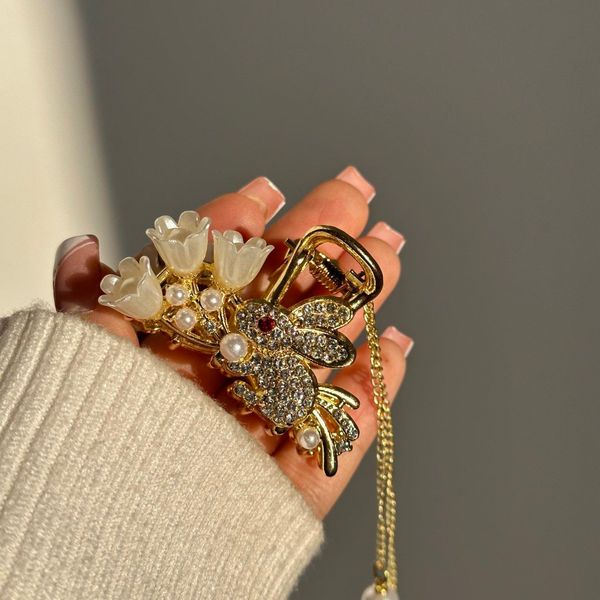 کلیپس مجلسی فلزی گل وخرگوش آویزدار