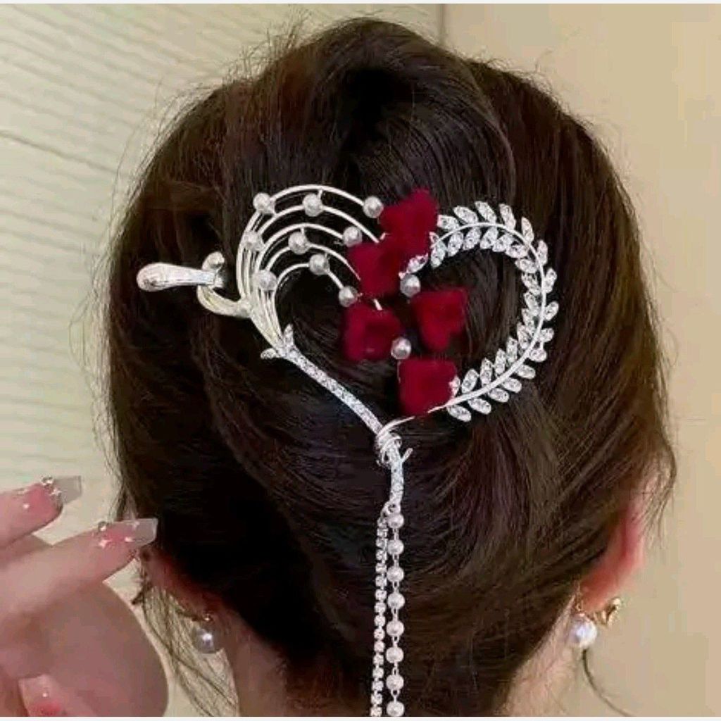 خرید اینترنتی قیمت گیره چفتی مجلسی فلزی طرح قلب و رز قرمز با آویز بلند - زیبایی همیشگی