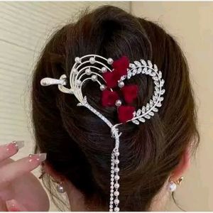 گیره چفتی مجلسی فلزی طرح قلب و رز قرمز با آویز بلند - زیبایی همیشگی