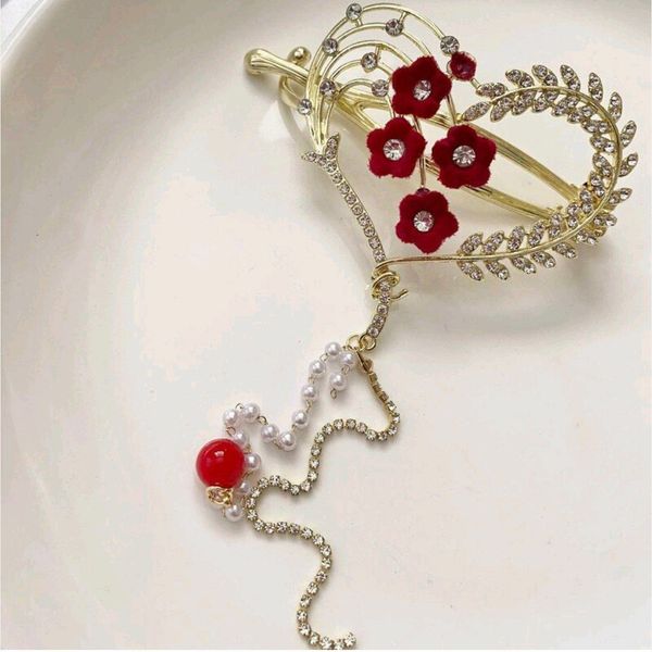 گیره چفتی مجلسی فلزی طرح قلب و رز قرمز با آویز بلند - زیبایی همیشگی