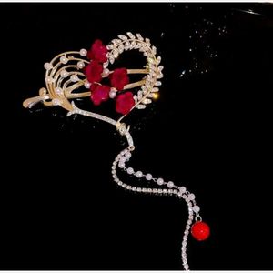 خرید اینترنتی قیمت گیره چفتی مجلسی فلزی طرح قلب و رز قرمز با آویز بلند - زیبایی همیشگی