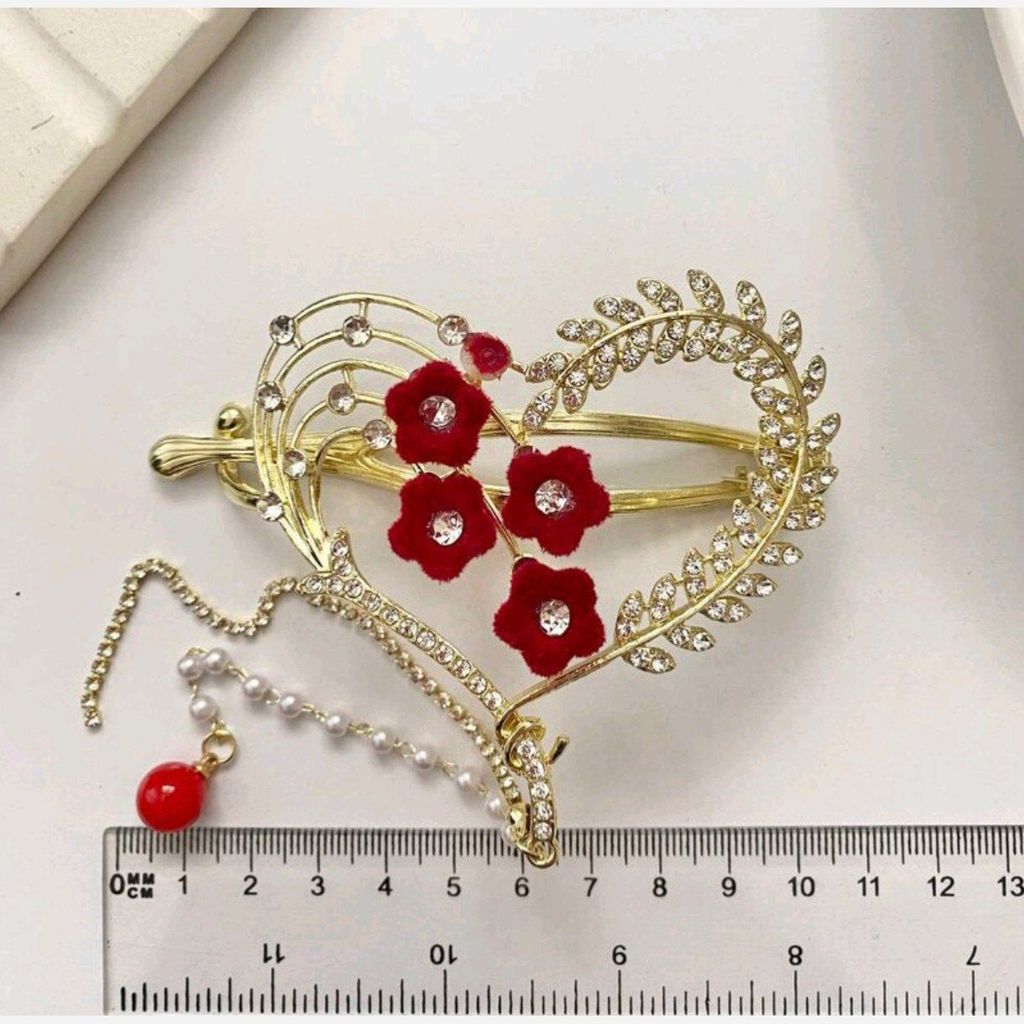 خرید اینترنتی قیمت گیره چفتی مجلسی فلزی طرح قلب و رز قرمز با آویز بلند - زیبایی همیشگی