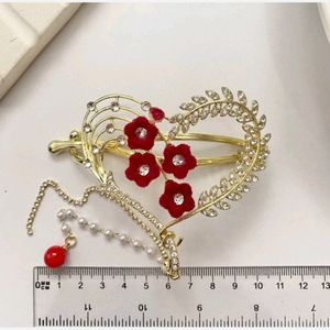 خرید اینترنتی قیمت گیره چفتی مجلسی فلزی طرح قلب و رز قرمز با آویز بلند - زیبایی همیشگی