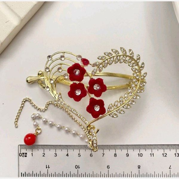 گیره چفتی مجلسی فلزی طرح قلب و رز قرمز با آویز بلند - زیبایی همیشگی