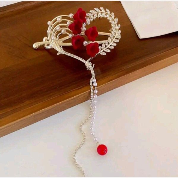 گیره چفتی مجلسی فلزی طرح قلب و رز قرمز با آویز بلند - زیبایی همیشگی