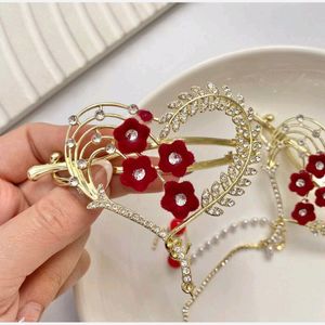 خرید اینترنتی قیمت گیره چفتی مجلسی فلزی طرح قلب و رز قرمز با آویز بلند - زیبایی همیشگی