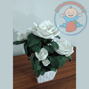 خرید آنلاین گل رز سفید مصنوعی با گلدون سفید از جنس فوم ارتفاع 30 سانتی