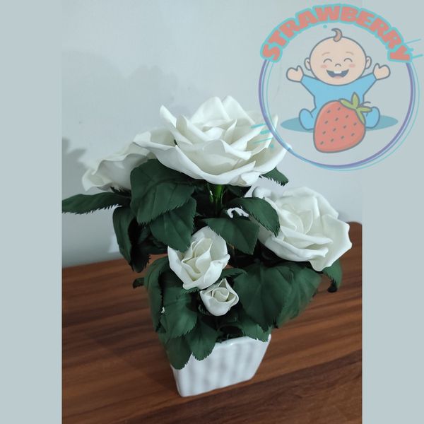 گل رز سفید مصنوعی با گلدون سفید از جنس فوم ارتفاع 30 سانتی