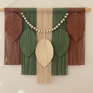 دیوار کوب پر بر‌گ مکرومه بافی