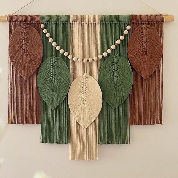 دیوار کوب پر بر‌گ مکرومه بافی