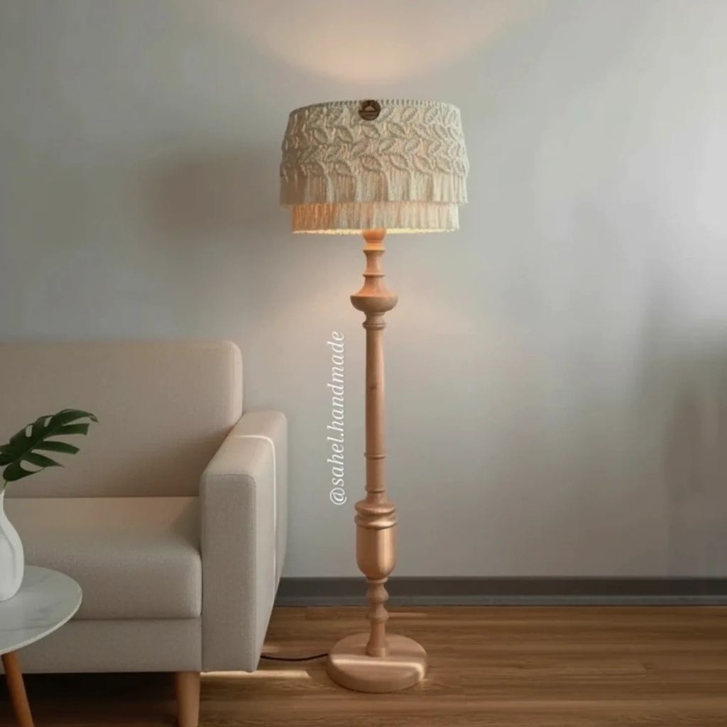 خرید آنلاین آباژور ایستاده چوبی با شید مکرومه پترن برگ