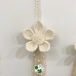 خرید اینترنتی آویز گل دستبافت طرح گل میخک