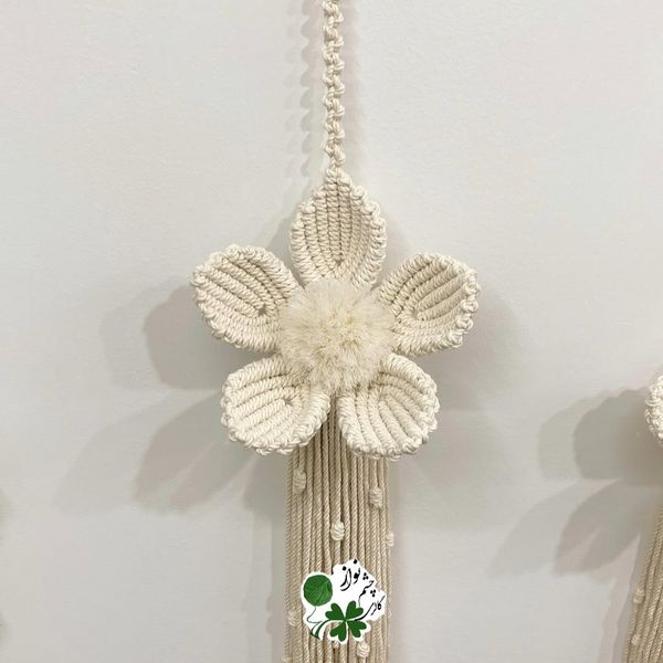 آویز گل دستبافت طرح گل میخک