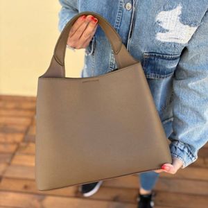 مشخصات کیف اسپرت زنانه و دخترانه مدل وستا پروانه