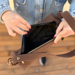 مشخصات کیف دوشی زنانه و دخترانه مدل رایانو پروانه