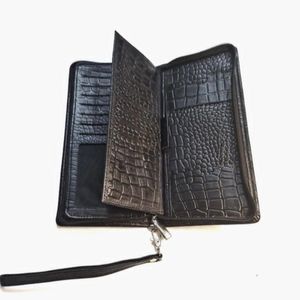 خرید اینترنتی کیف پاسپورتی با بند دستی چرم طبیعی(کروکودیلی)