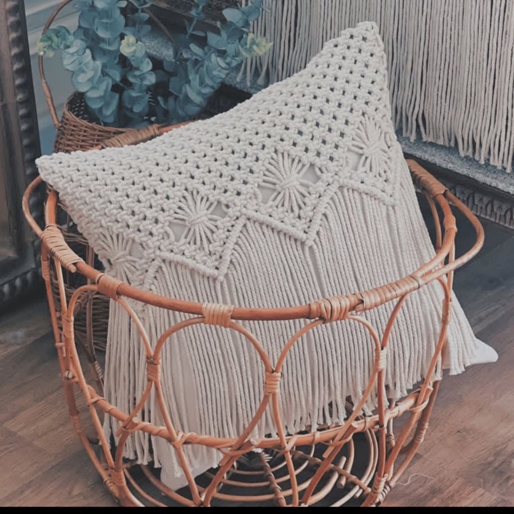 خرید آنلاین کاور کوسن مکرومه با پارچه طرح آندیا