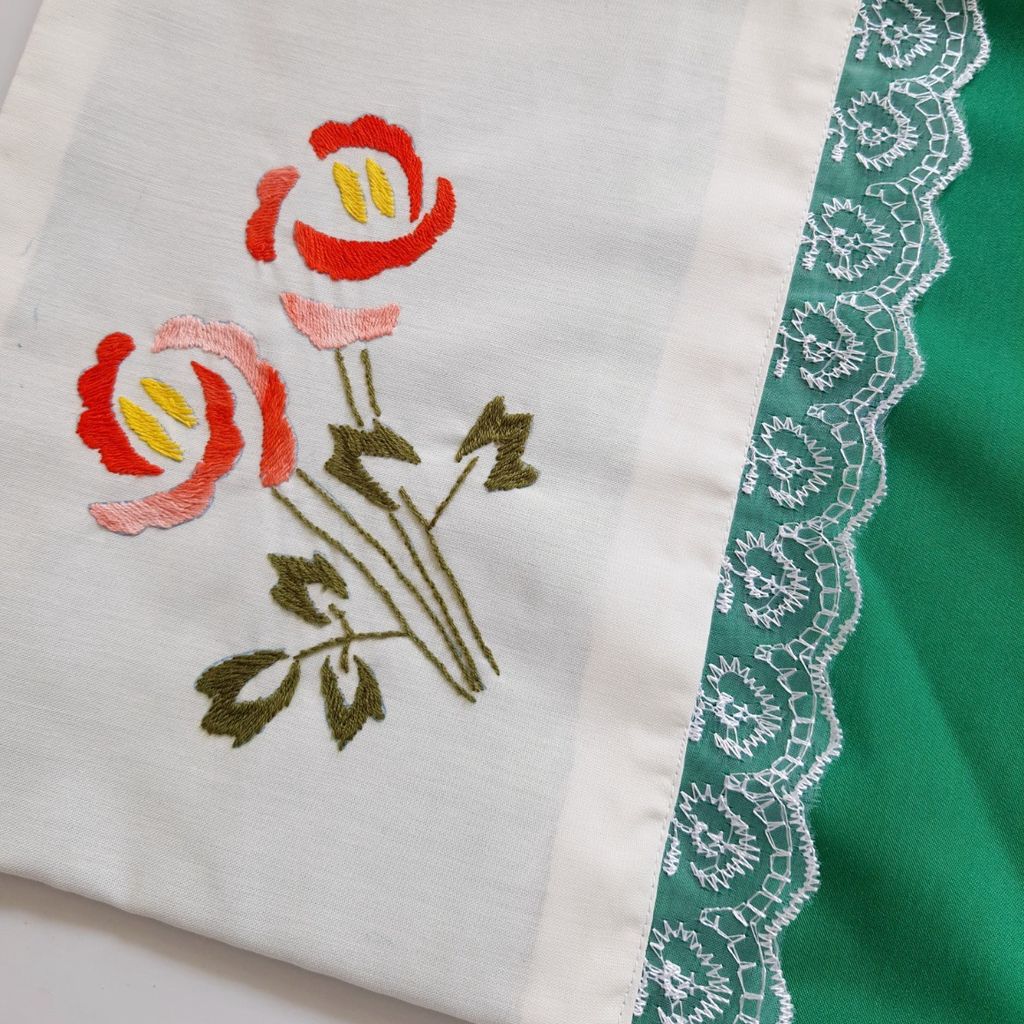 قیمت روبالشتی گلدوزی شده کار دست با نخ دمسه 2 عددی