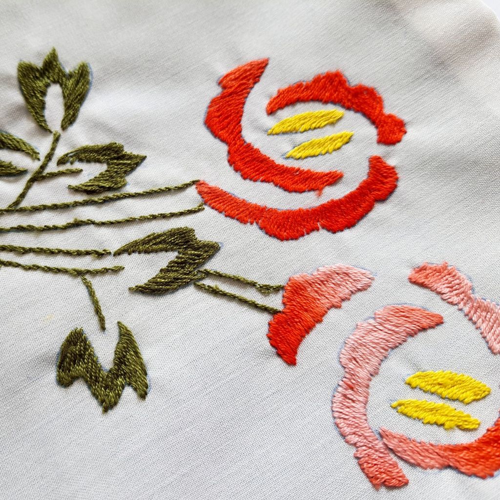 خرید آنلاین روبالشتی گلدوزی شده کار دست با نخ دمسه 2 عددی