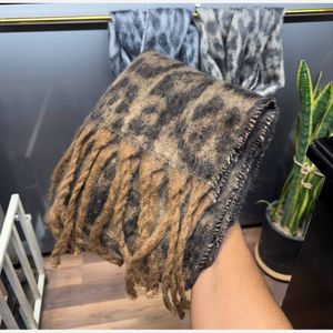 خرید اینترنتی قیمت بیگ اسکارف ریشه کوبایی  پشمی پلنگی وارداتی 