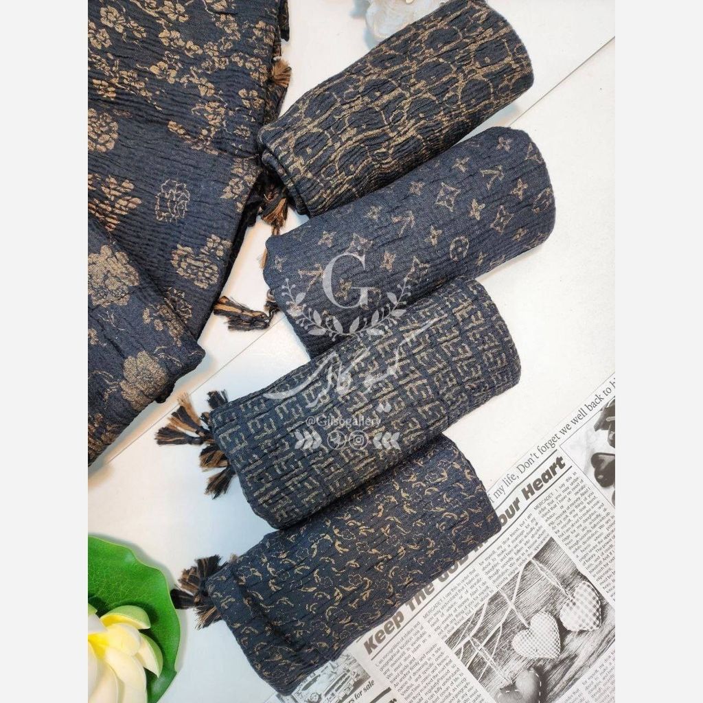 فروش اینترنتی شال برشکا مشکی طلایی منگوله چوبی طرحبندی