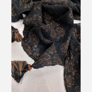 خرید اینترنتی قیمت شال برشکا مشکی طلایی منگوله چوبی طرحبندی
