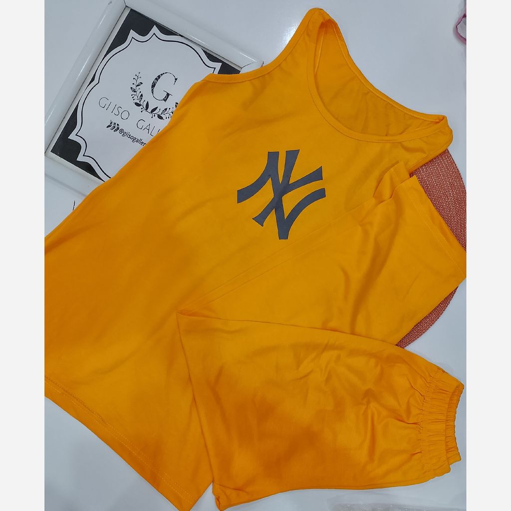 خرید اینترنتی ست تاپ و شلوارک اسپورت زنانه رنگبندی و سایزبندی