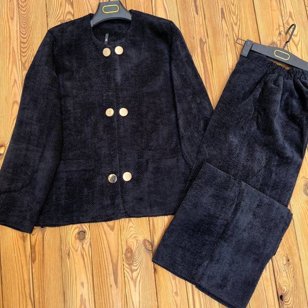 کت و شلوار بیسکوییتی