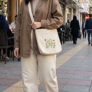 کیف گلدوزی شده با دست