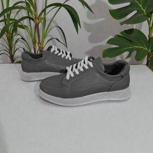 خرید انلاین کفش اسپرت مردانه مناسب استفاده روزانه رنگ طوسی سایز 40 تا 44